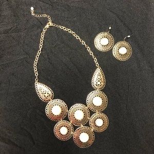 Avon Woman’s Necklace and earring Set Gold Tone